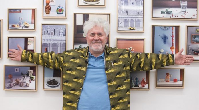 O cineasta Pedro Almodóvar se aventura pela primeira vez na pintura, abre exposição “Flores de Periferia”