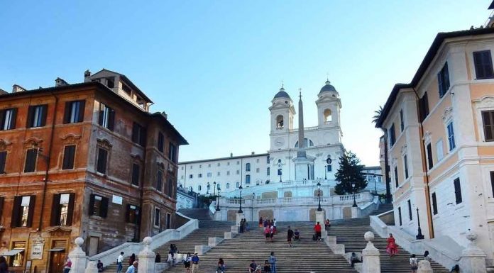 Turista que sentar em famosa escadaria de Roma será multado