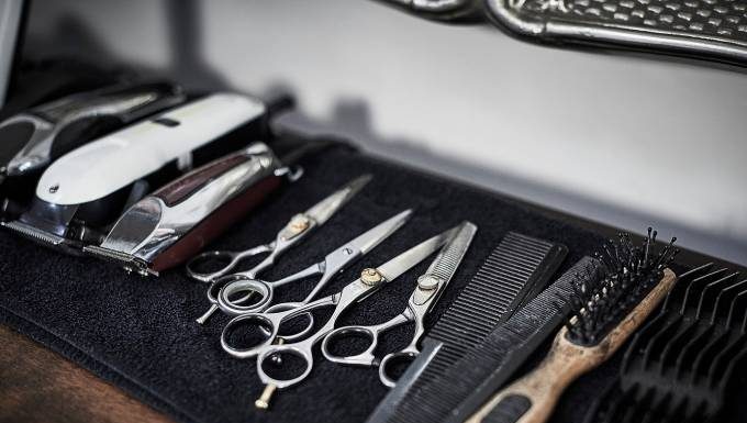 Em SP, barbearia que sobreviveu à Gripe Espanhola reabre