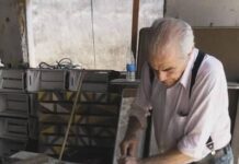 Roberto Vivas: O Escultor que Transforma Movimento e Emoção em Arte A escultura tem o poder singular de tornar permanentes os gestos, os sentimentos e os movimentos da vida. Entre os artistas brasileiros que dedicaram sua trajetória a essa linguagem, Roberto Vivas destaca-se pela capacidade de traduzir emoção e dinamismo em formas tridimensionais de grande impacto visual. Com uma carreira consolidada no cenário artístico nacional, Vivas desenvolveu uma produção marcada pela valorização da figura humana, pela pesquisa constante dos materiais e pela busca de uma arte acessível, capaz de dialogar com diferentes públicos. Ao longo de décadas de trabalho, Roberto Vivas construiu uma identidade artística própria, reconhecida principalmente por suas esculturas em bronze. Suas obras revelam um profundo conhecimento da anatomia humana, mas vão além da simples representação do corpo. Em cada peça, o artista procura capturar sentimentos, narrativas e movimentos que tornam suas esculturas vivas e expressivas. Nascido no Brasil, Vivas demonstrou desde cedo interesse pelas artes visuais. Seu contato com o desenho, a modelagem e a observação da figura humana contribuiu para o desenvolvimento de uma sensibilidade artística que mais tarde se transformaria em profissão. Como muitos escultores, iniciou sua trajetória explorando diferentes técnicas e materiais, experimentando caminhos que lhe permitiram construir uma linguagem própria. A figura humana tornou-se o centro de sua produção artística. Em vez de buscar uma reprodução fotográfica da realidade, Roberto Vivas trabalha a forma de maneira expressiva, destacando gestos, movimentos e atitudes que comunicam emoções universais. Suas esculturas frequentemente retratam bailarinos, músicos, atletas, casais e personagens em situações de interação, criando obras que parecem suspender um instante da vida no tempo. Uma das características mais marcantes de seu trabalho é a sensação de movimento. Mesmo quando executadas em materiais pesados como o bronze, suas esculturas transmitem leveza e dinamismo. Corpos inclinados, braços estendidos e composições equilibradas sugerem deslocamento e energia, aproximando suas obras da dança e da performance. O bronze tornou-se um dos materiais mais associados à sua produção. Tradicional na história da escultura, esse metal oferece resistência, durabilidade e riqueza de detalhes. Nas mãos de Roberto Vivas, porém, o bronze deixa de ser apenas matéria e transforma-se em veículo de expressão. O artista utiliza texturas, volumes e superfícies cuidadosamente trabalhadas para criar peças que combinam força e delicadeza. Entre os temas recorrentes em sua obra está a celebração da cultura e das manifestações artísticas. Dançarinos de tango, músicos e personagens ligados ao universo da música aparecem frequentemente em suas esculturas. Essas figuras não são representadas apenas como indivíduos, mas como símbolos da criatividade humana e da capacidade da arte de unir pessoas e culturas. Um exemplo conhecido dessa abordagem é a escultura dedicada ao tango, instalada em espaço público na cidade de São Paulo. A obra representa um casal em movimento, capturando a elegância e a intensidade emocional dessa dança tradicional. Mais do que retratar uma cena específica, a escultura simboliza a conexão entre duas pessoas por meio da música e da expressão corporal. Além das esculturas figurativas, Roberto Vivas também explorou composições de caráter mais simbólico. Em diversas obras, elementos abstratos dialogam com a figura humana, criando interpretações abertas que estimulam a participação do observador. Essa capacidade de equilibrar representação e simbolismo contribui para a riqueza de sua produção. Outro aspecto importante de sua trajetória é a presença da arte em espaços públicos. Vivas acredita que a escultura deve estar próxima das pessoas e fazer parte do cotidiano urbano. Por isso, muitas de suas obras foram concebidas para praças, parques, edifícios e ambientes de circulação coletiva. Essas instalações permitem que a arte seja experimentada de forma direta, sem as barreiras frequentemente associadas aos museus e galerias. Ao longo da carreira, o artista participou de inúmeras exposições individuais e coletivas, conquistando reconhecimento entre críticos, colecionadores e apreciadores das artes visuais. Suas obras passaram a integrar importantes coleções privadas e espaços culturais, ampliando sua presença no cenário artístico brasileiro. A produção de Roberto Vivas também evidencia uma preocupação constante com a técnica. O processo de criação de uma escultura envolve etapas complexas de desenho, modelagem, moldagem e fundição. O artista domina cada uma dessas fases com precisão, garantindo que a ideia inicial seja preservada até o resultado final. Essa combinação entre conhecimento técnico e sensibilidade criativa é uma das razões do sucesso de seu trabalho. Críticos frequentemente destacam a capacidade de Vivas de criar esculturas que estabelecem uma conexão imediata com o público. Mesmo pessoas sem formação artística conseguem identificar emoções e narrativas em suas obras. Essa comunicação direta é resultado de uma linguagem visual clara e universal, baseada em experiências humanas compartilhadas. Em um período marcado pelo crescimento da arte conceitual e das linguagens digitais, Roberto Vivas manteve viva a tradição escultórica sem abrir mão da contemporaneidade. Seu trabalho demonstra que a escultura continua sendo uma forma poderosa de expressão artística, capaz de emocionar, inspirar e transformar espaços. Mais do que representar figuras humanas, suas obras celebram aspectos fundamentais da existência: o amor, a música, o movimento, a convivência e a criatividade. Cada escultura funciona como um convite à contemplação e ao diálogo, aproximando arte e vida de maneira natural. Hoje, Roberto Vivas ocupa um lugar de destaque entre os escultores brasileiros contemporâneos. Sua trajetória revela a importância da dedicação, da pesquisa e da paixão pela arte. Por meio do bronze e da forma, ele construiu um legado que continua encantando diferentes gerações, reafirmando a capacidade da escultura de traduzir emoções humanas em imagens permanentes e universais.