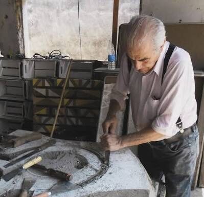 Roberto Vivas: O Escultor que Transforma Movimento e Emoção em Arte A escultura tem o poder singular de tornar permanentes os gestos, os sentimentos e os movimentos da vida. Entre os artistas brasileiros que dedicaram sua trajetória a essa linguagem, Roberto Vivas destaca-se pela capacidade de traduzir emoção e dinamismo em formas tridimensionais de grande impacto visual. Com uma carreira consolidada no cenário artístico nacional, Vivas desenvolveu uma produção marcada pela valorização da figura humana, pela pesquisa constante dos materiais e pela busca de uma arte acessível, capaz de dialogar com diferentes públicos. Ao longo de décadas de trabalho, Roberto Vivas construiu uma identidade artística própria, reconhecida principalmente por suas esculturas em bronze. Suas obras revelam um profundo conhecimento da anatomia humana, mas vão além da simples representação do corpo. Em cada peça, o artista procura capturar sentimentos, narrativas e movimentos que tornam suas esculturas vivas e expressivas. Nascido no Brasil, Vivas demonstrou desde cedo interesse pelas artes visuais. Seu contato com o desenho, a modelagem e a observação da figura humana contribuiu para o desenvolvimento de uma sensibilidade artística que mais tarde se transformaria em profissão. Como muitos escultores, iniciou sua trajetória explorando diferentes técnicas e materiais, experimentando caminhos que lhe permitiram construir uma linguagem própria. A figura humana tornou-se o centro de sua produção artística. Em vez de buscar uma reprodução fotográfica da realidade, Roberto Vivas trabalha a forma de maneira expressiva, destacando gestos, movimentos e atitudes que comunicam emoções universais. Suas esculturas frequentemente retratam bailarinos, músicos, atletas, casais e personagens em situações de interação, criando obras que parecem suspender um instante da vida no tempo. Uma das características mais marcantes de seu trabalho é a sensação de movimento. Mesmo quando executadas em materiais pesados como o bronze, suas esculturas transmitem leveza e dinamismo. Corpos inclinados, braços estendidos e composições equilibradas sugerem deslocamento e energia, aproximando suas obras da dança e da performance. O bronze tornou-se um dos materiais mais associados à sua produção. Tradicional na história da escultura, esse metal oferece resistência, durabilidade e riqueza de detalhes. Nas mãos de Roberto Vivas, porém, o bronze deixa de ser apenas matéria e transforma-se em veículo de expressão. O artista utiliza texturas, volumes e superfícies cuidadosamente trabalhadas para criar peças que combinam força e delicadeza. Entre os temas recorrentes em sua obra está a celebração da cultura e das manifestações artísticas. Dançarinos de tango, músicos e personagens ligados ao universo da música aparecem frequentemente em suas esculturas. Essas figuras não são representadas apenas como indivíduos, mas como símbolos da criatividade humana e da capacidade da arte de unir pessoas e culturas. Um exemplo conhecido dessa abordagem é a escultura dedicada ao tango, instalada em espaço público na cidade de São Paulo. A obra representa um casal em movimento, capturando a elegância e a intensidade emocional dessa dança tradicional. Mais do que retratar uma cena específica, a escultura simboliza a conexão entre duas pessoas por meio da música e da expressão corporal. Além das esculturas figurativas, Roberto Vivas também explorou composições de caráter mais simbólico. Em diversas obras, elementos abstratos dialogam com a figura humana, criando interpretações abertas que estimulam a participação do observador. Essa capacidade de equilibrar representação e simbolismo contribui para a riqueza de sua produção. Outro aspecto importante de sua trajetória é a presença da arte em espaços públicos. Vivas acredita que a escultura deve estar próxima das pessoas e fazer parte do cotidiano urbano. Por isso, muitas de suas obras foram concebidas para praças, parques, edifícios e ambientes de circulação coletiva. Essas instalações permitem que a arte seja experimentada de forma direta, sem as barreiras frequentemente associadas aos museus e galerias. Ao longo da carreira, o artista participou de inúmeras exposições individuais e coletivas, conquistando reconhecimento entre críticos, colecionadores e apreciadores das artes visuais. Suas obras passaram a integrar importantes coleções privadas e espaços culturais, ampliando sua presença no cenário artístico brasileiro. A produção de Roberto Vivas também evidencia uma preocupação constante com a técnica. O processo de criação de uma escultura envolve etapas complexas de desenho, modelagem, moldagem e fundição. O artista domina cada uma dessas fases com precisão, garantindo que a ideia inicial seja preservada até o resultado final. Essa combinação entre conhecimento técnico e sensibilidade criativa é uma das razões do sucesso de seu trabalho. Críticos frequentemente destacam a capacidade de Vivas de criar esculturas que estabelecem uma conexão imediata com o público. Mesmo pessoas sem formação artística conseguem identificar emoções e narrativas em suas obras. Essa comunicação direta é resultado de uma linguagem visual clara e universal, baseada em experiências humanas compartilhadas. Em um período marcado pelo crescimento da arte conceitual e das linguagens digitais, Roberto Vivas manteve viva a tradição escultórica sem abrir mão da contemporaneidade. Seu trabalho demonstra que a escultura continua sendo uma forma poderosa de expressão artística, capaz de emocionar, inspirar e transformar espaços. Mais do que representar figuras humanas, suas obras celebram aspectos fundamentais da existência: o amor, a música, o movimento, a convivência e a criatividade. Cada escultura funciona como um convite à contemplação e ao diálogo, aproximando arte e vida de maneira natural. Hoje, Roberto Vivas ocupa um lugar de destaque entre os escultores brasileiros contemporâneos. Sua trajetória revela a importância da dedicação, da pesquisa e da paixão pela arte. Por meio do bronze e da forma, ele construiu um legado que continua encantando diferentes gerações, reafirmando a capacidade da escultura de traduzir emoções humanas em imagens permanentes e universais.