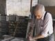 Roberto Vivas: O Escultor que Transforma Movimento e Emoção em Arte A escultura tem o poder singular de tornar permanentes os gestos, os sentimentos e os movimentos da vida. Entre os artistas brasileiros que dedicaram sua trajetória a essa linguagem, Roberto Vivas destaca-se pela capacidade de traduzir emoção e dinamismo em formas tridimensionais de grande impacto visual. Com uma carreira consolidada no cenário artístico nacional, Vivas desenvolveu uma produção marcada pela valorização da figura humana, pela pesquisa constante dos materiais e pela busca de uma arte acessível, capaz de dialogar com diferentes públicos. Ao longo de décadas de trabalho, Roberto Vivas construiu uma identidade artística própria, reconhecida principalmente por suas esculturas em bronze. Suas obras revelam um profundo conhecimento da anatomia humana, mas vão além da simples representação do corpo. Em cada peça, o artista procura capturar sentimentos, narrativas e movimentos que tornam suas esculturas vivas e expressivas. Nascido no Brasil, Vivas demonstrou desde cedo interesse pelas artes visuais. Seu contato com o desenho, a modelagem e a observação da figura humana contribuiu para o desenvolvimento de uma sensibilidade artística que mais tarde se transformaria em profissão. Como muitos escultores, iniciou sua trajetória explorando diferentes técnicas e materiais, experimentando caminhos que lhe permitiram construir uma linguagem própria. A figura humana tornou-se o centro de sua produção artística. Em vez de buscar uma reprodução fotográfica da realidade, Roberto Vivas trabalha a forma de maneira expressiva, destacando gestos, movimentos e atitudes que comunicam emoções universais. Suas esculturas frequentemente retratam bailarinos, músicos, atletas, casais e personagens em situações de interação, criando obras que parecem suspender um instante da vida no tempo. Uma das características mais marcantes de seu trabalho é a sensação de movimento. Mesmo quando executadas em materiais pesados como o bronze, suas esculturas transmitem leveza e dinamismo. Corpos inclinados, braços estendidos e composições equilibradas sugerem deslocamento e energia, aproximando suas obras da dança e da performance. O bronze tornou-se um dos materiais mais associados à sua produção. Tradicional na história da escultura, esse metal oferece resistência, durabilidade e riqueza de detalhes. Nas mãos de Roberto Vivas, porém, o bronze deixa de ser apenas matéria e transforma-se em veículo de expressão. O artista utiliza texturas, volumes e superfícies cuidadosamente trabalhadas para criar peças que combinam força e delicadeza. Entre os temas recorrentes em sua obra está a celebração da cultura e das manifestações artísticas. Dançarinos de tango, músicos e personagens ligados ao universo da música aparecem frequentemente em suas esculturas. Essas figuras não são representadas apenas como indivíduos, mas como símbolos da criatividade humana e da capacidade da arte de unir pessoas e culturas. Um exemplo conhecido dessa abordagem é a escultura dedicada ao tango, instalada em espaço público na cidade de São Paulo. A obra representa um casal em movimento, capturando a elegância e a intensidade emocional dessa dança tradicional. Mais do que retratar uma cena específica, a escultura simboliza a conexão entre duas pessoas por meio da música e da expressão corporal. Além das esculturas figurativas, Roberto Vivas também explorou composições de caráter mais simbólico. Em diversas obras, elementos abstratos dialogam com a figura humana, criando interpretações abertas que estimulam a participação do observador. Essa capacidade de equilibrar representação e simbolismo contribui para a riqueza de sua produção. Outro aspecto importante de sua trajetória é a presença da arte em espaços públicos. Vivas acredita que a escultura deve estar próxima das pessoas e fazer parte do cotidiano urbano. Por isso, muitas de suas obras foram concebidas para praças, parques, edifícios e ambientes de circulação coletiva. Essas instalações permitem que a arte seja experimentada de forma direta, sem as barreiras frequentemente associadas aos museus e galerias. Ao longo da carreira, o artista participou de inúmeras exposições individuais e coletivas, conquistando reconhecimento entre críticos, colecionadores e apreciadores das artes visuais. Suas obras passaram a integrar importantes coleções privadas e espaços culturais, ampliando sua presença no cenário artístico brasileiro. A produção de Roberto Vivas também evidencia uma preocupação constante com a técnica. O processo de criação de uma escultura envolve etapas complexas de desenho, modelagem, moldagem e fundição. O artista domina cada uma dessas fases com precisão, garantindo que a ideia inicial seja preservada até o resultado final. Essa combinação entre conhecimento técnico e sensibilidade criativa é uma das razões do sucesso de seu trabalho. Críticos frequentemente destacam a capacidade de Vivas de criar esculturas que estabelecem uma conexão imediata com o público. Mesmo pessoas sem formação artística conseguem identificar emoções e narrativas em suas obras. Essa comunicação direta é resultado de uma linguagem visual clara e universal, baseada em experiências humanas compartilhadas. Em um período marcado pelo crescimento da arte conceitual e das linguagens digitais, Roberto Vivas manteve viva a tradição escultórica sem abrir mão da contemporaneidade. Seu trabalho demonstra que a escultura continua sendo uma forma poderosa de expressão artística, capaz de emocionar, inspirar e transformar espaços. Mais do que representar figuras humanas, suas obras celebram aspectos fundamentais da existência: o amor, a música, o movimento, a convivência e a criatividade. Cada escultura funciona como um convite à contemplação e ao diálogo, aproximando arte e vida de maneira natural. Hoje, Roberto Vivas ocupa um lugar de destaque entre os escultores brasileiros contemporâneos. Sua trajetória revela a importância da dedicação, da pesquisa e da paixão pela arte. Por meio do bronze e da forma, ele construiu um legado que continua encantando diferentes gerações, reafirmando a capacidade da escultura de traduzir emoções humanas em imagens permanentes e universais.