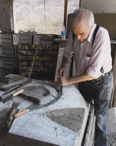 Roberto Vivas: O Escultor que Transforma Movimento e Emoção em Arte A escultura tem o poder singular de tornar permanentes os gestos, os sentimentos e os movimentos da vida. Entre os artistas brasileiros que dedicaram sua trajetória a essa linguagem, Roberto Vivas destaca-se pela capacidade de traduzir emoção e dinamismo em formas tridimensionais de grande impacto visual. Com uma carreira consolidada no cenário artístico nacional, Vivas desenvolveu uma produção marcada pela valorização da figura humana, pela pesquisa constante dos materiais e pela busca de uma arte acessível, capaz de dialogar com diferentes públicos. Ao longo de décadas de trabalho, Roberto Vivas construiu uma identidade artística própria, reconhecida principalmente por suas esculturas em bronze. Suas obras revelam um profundo conhecimento da anatomia humana, mas vão além da simples representação do corpo. Em cada peça, o artista procura capturar sentimentos, narrativas e movimentos que tornam suas esculturas vivas e expressivas. Nascido no Brasil, Vivas demonstrou desde cedo interesse pelas artes visuais. Seu contato com o desenho, a modelagem e a observação da figura humana contribuiu para o desenvolvimento de uma sensibilidade artística que mais tarde se transformaria em profissão. Como muitos escultores, iniciou sua trajetória explorando diferentes técnicas e materiais, experimentando caminhos que lhe permitiram construir uma linguagem própria. A figura humana tornou-se o centro de sua produção artística. Em vez de buscar uma reprodução fotográfica da realidade, Roberto Vivas trabalha a forma de maneira expressiva, destacando gestos, movimentos e atitudes que comunicam emoções universais. Suas esculturas frequentemente retratam bailarinos, músicos, atletas, casais e personagens em situações de interação, criando obras que parecem suspender um instante da vida no tempo. Uma das características mais marcantes de seu trabalho é a sensação de movimento. Mesmo quando executadas em materiais pesados como o bronze, suas esculturas transmitem leveza e dinamismo. Corpos inclinados, braços estendidos e composições equilibradas sugerem deslocamento e energia, aproximando suas obras da dança e da performance. O bronze tornou-se um dos materiais mais associados à sua produção. Tradicional na história da escultura, esse metal oferece resistência, durabilidade e riqueza de detalhes. Nas mãos de Roberto Vivas, porém, o bronze deixa de ser apenas matéria e transforma-se em veículo de expressão. O artista utiliza texturas, volumes e superfícies cuidadosamente trabalhadas para criar peças que combinam força e delicadeza. Entre os temas recorrentes em sua obra está a celebração da cultura e das manifestações artísticas. Dançarinos de tango, músicos e personagens ligados ao universo da música aparecem frequentemente em suas esculturas. Essas figuras não são representadas apenas como indivíduos, mas como símbolos da criatividade humana e da capacidade da arte de unir pessoas e culturas. Um exemplo conhecido dessa abordagem é a escultura dedicada ao tango, instalada em espaço público na cidade de São Paulo. A obra representa um casal em movimento, capturando a elegância e a intensidade emocional dessa dança tradicional. Mais do que retratar uma cena específica, a escultura simboliza a conexão entre duas pessoas por meio da música e da expressão corporal. Além das esculturas figurativas, Roberto Vivas também explorou composições de caráter mais simbólico. Em diversas obras, elementos abstratos dialogam com a figura humana, criando interpretações abertas que estimulam a participação do observador. Essa capacidade de equilibrar representação e simbolismo contribui para a riqueza de sua produção. Outro aspecto importante de sua trajetória é a presença da arte em espaços públicos. Vivas acredita que a escultura deve estar próxima das pessoas e fazer parte do cotidiano urbano. Por isso, muitas de suas obras foram concebidas para praças, parques, edifícios e ambientes de circulação coletiva. Essas instalações permitem que a arte seja experimentada de forma direta, sem as barreiras frequentemente associadas aos museus e galerias. Ao longo da carreira, o artista participou de inúmeras exposições individuais e coletivas, conquistando reconhecimento entre críticos, colecionadores e apreciadores das artes visuais. Suas obras passaram a integrar importantes coleções privadas e espaços culturais, ampliando sua presença no cenário artístico brasileiro. A produção de Roberto Vivas também evidencia uma preocupação constante com a técnica. O processo de criação de uma escultura envolve etapas complexas de desenho, modelagem, moldagem e fundição. O artista domina cada uma dessas fases com precisão, garantindo que a ideia inicial seja preservada até o resultado final. Essa combinação entre conhecimento técnico e sensibilidade criativa é uma das razões do sucesso de seu trabalho. Críticos frequentemente destacam a capacidade de Vivas de criar esculturas que estabelecem uma conexão imediata com o público. Mesmo pessoas sem formação artística conseguem identificar emoções e narrativas em suas obras. Essa comunicação direta é resultado de uma linguagem visual clara e universal, baseada em experiências humanas compartilhadas. Em um período marcado pelo crescimento da arte conceitual e das linguagens digitais, Roberto Vivas manteve viva a tradição escultórica sem abrir mão da contemporaneidade. Seu trabalho demonstra que a escultura continua sendo uma forma poderosa de expressão artística, capaz de emocionar, inspirar e transformar espaços. Mais do que representar figuras humanas, suas obras celebram aspectos fundamentais da existência: o amor, a música, o movimento, a convivência e a criatividade. Cada escultura funciona como um convite à contemplação e ao diálogo, aproximando arte e vida de maneira natural. Hoje, Roberto Vivas ocupa um lugar de destaque entre os escultores brasileiros contemporâneos. Sua trajetória revela a importância da dedicação, da pesquisa e da paixão pela arte. Por meio do bronze e da forma, ele construiu um legado que continua encantando diferentes gerações, reafirmando a capacidade da escultura de traduzir emoções humanas em imagens permanentes e universais.