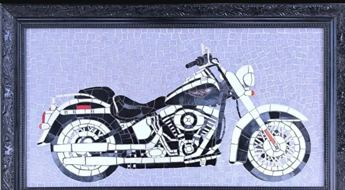 Harley-Davidson em Mosaico de Azulejos: Quando a Paixão pelas Duas Rodas Encontra a Arte Atemporal