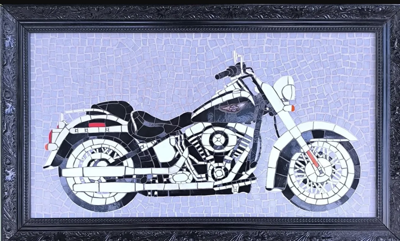 Harley-Davidson em Mosaico de Azulejos: Quando a Paixão pelas Duas Rodas Encontra a Arte Atemporal 1