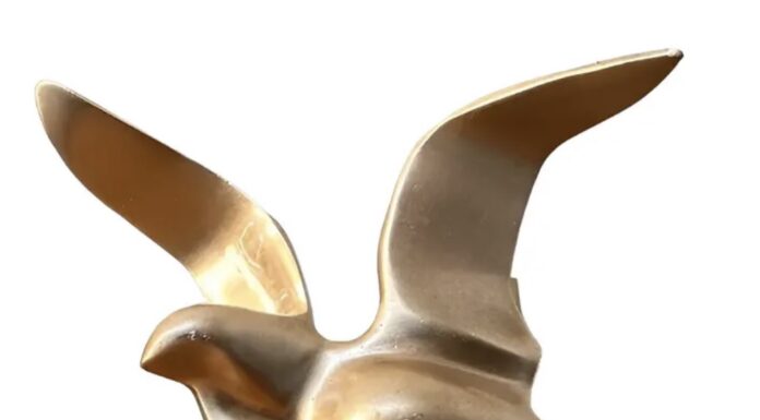 Yolanda D’Augsburg: A Elegância do Bronze e a Poética das Formas em Movimento
