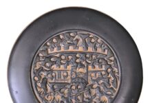 Entre Reis, Cavaleiros e Símbolos: o Fascínio de um Prato de Parede com Relevo Medieval