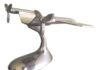 Entre a aviação e o design: a elegância de uma escultura de avião cromada vintage