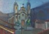Carlos Bracher: a paixão pela pintura e a alma de Minas Gerais Poucos artistas brasileiros conseguiram transformar a paisagem, a memória e a própria matéria da pintura em uma experiência tão intensa quanto Carlos Bracher. Nascido em Juiz de Fora, Minas Gerais, em 1940, Bracher construiu ao longo de décadas uma trajetória marcada pela pintura, pelo desenho, pela escultura e pela gravura. Sua obra, profundamente ligada à cultura mineira, tornou-se conhecida pela força das cores, pela energia das pinceladas e pela maneira particular de enxergar cidades, pessoas, paisagens e símbolos da história brasileira. Hoje, seu nome ocupa um lugar de destaque na arte brasileira contemporânea. Desde muito jovem, Bracher esteve próximo do universo artístico. Proveniente de uma família ligada às artes, começou a pintar ainda adolescente e frequentou a Sociedade de Belas Artes Antônio Parreiras, em Juiz de Fora, no final da década de 1950. Sua primeira exposição individual aconteceu em 1960, ano em que também recebeu medalha de bronze em escultura no Salão Nacional de Belas Artes. Poucos anos depois, conquistaria medalha de prata em pintura e, em 1967, o importante prêmio de viagem ao exterior com a obra Tumultos. Esses primeiros reconhecimentos apontavam para uma carreira que ainda estava começando, mas que já revelava uma personalidade artística vigorosa. Bracher nunca pareceu interessado em fazer da pintura apenas uma reprodução fiel da realidade. Seu olhar buscava algo além. A paisagem podia ser reconhecível, mas era transformada pela emoção. As cores podiam se afastar do que seria considerado natural. As pinceladas podiam ganhar autonomia. O resultado era uma pintura em que realidade e sentimento se encontravam. Sua relação com Minas Gerais tornou-se um dos grandes pilares dessa trajetória. Na década de 1960, durante viagens artísticas, Bracher descobriu Ouro Preto e passou a estabelecer uma ligação profunda com a cidade histórica. A partir da década de 1970, fixou-se ali, encontrando nas montanhas, nas igrejas, nas construções coloniais, nas ruas e na atmosfera da antiga Vila Rica uma fonte praticamente inesgotável de inspiração. Ouro Preto não foi simplesmente um cenário para o artista. Tornou-se parte de sua identidade. Em suas pinturas, a cidade aparece como organismo vivo, marcada pelo tempo e pela história. As construções parecem carregar as marcas de diferentes gerações, enquanto as montanhas criam uma espécie de moldura natural. Bracher não olha para Ouro Preto apenas como patrimônio arquitetônico; ele enxerga uma cidade que possui memória, personalidade e emoção. É justamente essa capacidade de transformar um lugar em sentimento que caracteriza grande parte de sua produção. A paisagem de Bracher não é necessariamente tranquila ou estática. Ela possui movimento. Suas pinceladas podem criar uma sensação quase musical, como se a tela estivesse em constante transformação. A cor ganha intensidade e a matéria pictórica se torna parte essencial da experiência. Essa maneira de pintar possui uma relação importante com o expressionismo. O artista desenvolveu uma linguagem em que a emoção tem tanta importância quanto a representação. Em vez de procurar simplesmente reproduzir o que os olhos enxergam, Bracher permite que aquilo que sente diante da paisagem também participe da pintura. Por isso, uma casa pode aparecer mais colorida, uma montanha pode adquirir uma tonalidade inesperada e um céu pode se transformar em uma grande área de energia visual. Essa liberdade também aparece em seus retratos. Ao longo de sua carreira, Bracher realizou centenas de retratos de personalidades brasileiras. Entre os nomes representados estão Chico Buarque, Milton Nascimento, Maria Bethânia, Ney Matogrosso, Jorge Amado, Bibi Ferreira e outros personagens importantes da cultura nacional. A imprensa também registrou a história de um retrato de Belchior realizado pelo artista e posteriormente desaparecido. Nos retratos, Bracher não parece interessado apenas na aparência física. O rosto torna-se território de expressão. A pintura procura capturar alguma coisa que esteja além da semelhança: uma presença, uma personalidade, uma espécie de atmosfera humana. É como se o artista tentasse encontrar, por meio das pinceladas, aquilo que torna cada pessoa única. Uma das características mais fascinantes de sua trajetória é a criação de grandes séries temáticas. Na década de 1990, Bracher realizou uma extensa homenagem a Vincent van Gogh, produzindo cem telas relacionadas ao artista holandês. A série aproximou dois pintores separados por um século, mas unidos pela intensidade da cor, pela energia da pincelada e pela paixão pela paisagem. A produção teve grande repercussão e levou Bracher a exposições em diferentes países. Van Gogh, para Bracher, não parece ter sido apenas uma referência histórica. A homenagem permitiu uma espécie de encontro entre sensibilidades. Ao pintar lugares associados à trajetória do holandês, Bracher não estava tentando simplesmente copiar seu antecessor. Estava estabelecendo um diálogo. Um artista brasileiro, profundamente ligado às montanhas de Minas, encontrava-se artisticamente com um pintor europeu que havia transformado campos, cidades e céus em manifestações de emoção. Depois dessa experiência, Bracher voltou seu olhar para outro universo completamente diferente: a indústria. A série Do Ouro ao Aço, realizada em 1992, levou a pintura para dentro do ambiente siderúrgico mineiro. Em vez de abandonar a identidade de Minas Gerais, o artista encontrou uma nova maneira de representá-la. A paisagem deixou de ser apenas montanha e arquitetura histórica e passou também a incluir fábricas, estruturas metálicas, fumaça, máquinas e a presença monumental da indústria. Essa mudança demonstra a amplitude de sua visão artística. Bracher não ficou preso à imagem tradicional de Minas Gerais. Ele mostrou que a identidade do estado também estava presente em sua transformação industrial. O ouro do passado encontrava o aço do presente, e a pintura tornava-se um instrumento para registrar essa passagem. Em 2007, outro projeto monumental reforçou sua relação com a história brasileira. Na chamada Série Brasília, Bracher percorreu a capital federal e produziu dezenas de pinturas a partir de seus monumentos, espaços públicos e paisagens. A série foi realizada ao vivo, diante da própria cidade, e homenageou também a figura de Juscelino Kubitschek, responsável pela construção de Brasília. O conjunto chegou a 66 ou 67 trabalhos, conforme diferentes registros, e incluiu símbolos arquitetônicos projetados por Oscar Niemeyer e Lucio Costa. A escolha de Brasília é especialmente significativa porque coloca Bracher diante de uma paisagem completamente diferente de Ouro Preto. De um lado, a cidade histórica, marcada pelo barroco e pelas montanhas; de outro, a arquitetura moderna, geométrica e monumental do Planalto Central. Ainda assim, o artista encontrou em ambas uma mesma questão: a relação entre espaço, memória e identidade brasileira. Em 2012, Bracher voltou ao universo industrial com uma série dedicada à Petrobras, pintando refinarias e instalações relacionadas à indústria do petróleo. Mais uma vez, sua pintura funcionou como testemunho de uma realidade brasileira em transformação. Dois anos depois, em 2014, o artista realizou Bracher: Tributo a Aleijadinho, série que estabeleceu um diálogo contemporâneo com a obra do grande mestre do barroco mineiro. A escolha de Aleijadinho representava uma espécie de retorno às raízes históricas de Minas Gerais. Se Ouro Preto havia sido fundamental para a formação de Bracher, a presença de Aleijadinho era impossível de ignorar. O artista contemporâneo encontrava, assim, um dos grandes símbolos da tradição artística mineira. A importância de Bracher também pode ser percebida pela repercussão de suas exposições. Entre 2014 e 2015, a mostra Bracher: Pintura & Permanência ocupou os Centros Culturais Banco do Brasil de Belo Horizonte, São Paulo, Rio de Janeiro e Brasília, além do Centro Cultural Usiminas. A exposição recebeu centenas de milhares de visitantes e foi reconhecida pela Associação Brasileira de Críticos de Arte. O título Pintura & Permanência resume de maneira bastante feliz uma característica essencial de sua obra. Bracher é um artista interessado no tempo. Suas paisagens registram cidades que mudam, seus retratos preservam pessoas, suas séries documentam momentos da indústria e da arquitetura brasileira. A pintura torna-se uma forma de permanência. Uma cidade pode mudar. Uma fábrica pode ser transformada. Uma pessoa pode desaparecer. Uma paisagem pode ser modificada. Mas a pintura permanece como testemunho de um determinado olhar sobre aquele momento. Essa relação com a permanência também explica a força de sua ligação com Ouro Preto. O artista escolheu viver em uma cidade histórica e construiu ali uma trajetória profundamente conectada ao patrimônio brasileiro. Junto à pintora Fani Bracher, sua esposa, criou uma vida dedicada à arte. O casal mantém o Ateliê Casa Bracher, instalado em um casarão no centro histórico de Ouro Preto, espaço que reúne obras, informações e registros de suas trajetórias. Carlos Bracher também se tornou escritor e ocupou, em 2016, a cadeira 32 da Academia Mineira de Letras, mostrando que sua relação com a cultura ultrapassa a pintura. Observar sua produção é perceber que Bracher nunca tratou a pintura como uma atividade limitada à tela. Para ele, pintar parece ser uma maneira de viver e de compreender o mundo. A própria Câmara dos Deputados registra uma declaração do artista segundo a qual a pintura é um ato de libertação criativa. Talvez seja essa a palavra que melhor defina sua trajetória: liberdade. Liberdade para pintar Ouro Preto de maneira intensa, para encontrar Van Gogh em suas próprias pinceladas, para transformar fábricas em paisagens, para registrar Brasília, para retratar grandes personalidades e para dialogar com Aleijadinho. Bracher demonstra que a tradição não precisa significar repetição. É possível olhar para o passado sem ficar preso a ele. É possível pintar uma cidade histórica com olhos contemporâneos. É possível representar a indústria sem abandonar a poesia. É possível transformar um retrato em uma experiência emocional. Sua obra possui, portanto, uma dimensão profundamente brasileira. Não porque tente representar o país de maneira literal, mas porque mergulha em seus lugares, personagens, histórias e contradições. Minas Gerais aparece como território afetivo, mas o olhar do artista ultrapassa suas fronteiras. Ouro Preto, Brasília, as siderúrgicas, as refinarias, os grandes personagens da cultura nacional e as referências internacionais formam um grande mapa visual. Carlos Bracher construiu uma pintura em que a realidade é apenas o ponto de partida. O que chega à tela é realidade transformada pela emoção. E talvez seja exatamente isso que faça sua obra permanecer tão significativa. Diante de uma pintura de Bracher, não encontramos apenas uma paisagem, um retrato ou uma construção. Encontramos o olhar de alguém que esteve diante daquele mundo e decidiu transformá-lo em cor, matéria e memória. Sua trajetória demonstra que a pintura continua sendo capaz de registrar o tempo de uma maneira única. Fotografias documentam momentos; livros preservam acontecimentos; documentos guardam informações. A pintura, entretanto, preserva também uma sensação. Preserva a maneira como determinado lugar foi visto por determinado artista em determinado instante. É essa dimensão que torna Carlos Bracher um dos nomes importantes da pintura brasileira. Sua obra não se limita a representar Minas Gerais ou o Brasil: ela transforma esses lugares e personagens em experiências visuais carregadas de emoção. Entre montanhas, cidades, rostos, fábricas, monumentos e referências históricas, Bracher construiu uma linguagem própria, intensa e apaixonada. Ao longo de décadas, o artista fez da pintura uma forma de permanência. E, ao fazer isso, deixou mais do que imagens: deixou uma maneira particular de enxergar o Brasil. Uma maneira feita de cor, movimento, memória e paixão pelaquilo que está diante dos olhos. Carlos Bracher é, acima de tudo, um artista que pinta aquilo que ama — e transforma esse amor em patrimônio visual.