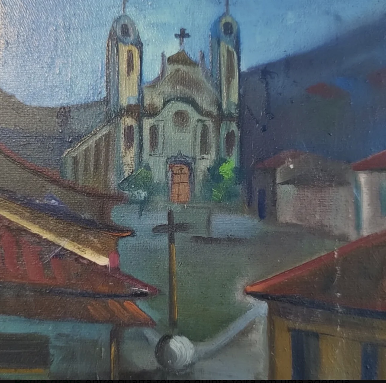 Carlos Bracher: a paixão pela pintura e a alma de Minas Gerais Poucos artistas brasileiros conseguiram transformar a paisagem, a memória e a própria matéria da pintura em uma experiência tão intensa quanto Carlos Bracher. Nascido em Juiz de Fora, Minas Gerais, em 1940, Bracher construiu ao longo de décadas uma trajetória marcada pela pintura, pelo desenho, pela escultura e pela gravura. Sua obra, profundamente ligada à cultura mineira, tornou-se conhecida pela força das cores, pela energia das pinceladas e pela maneira particular de enxergar cidades, pessoas, paisagens e símbolos da história brasileira. Hoje, seu nome ocupa um lugar de destaque na arte brasileira contemporânea. Desde muito jovem, Bracher esteve próximo do universo artístico. Proveniente de uma família ligada às artes, começou a pintar ainda adolescente e frequentou a Sociedade de Belas Artes Antônio Parreiras, em Juiz de Fora, no final da década de 1950. Sua primeira exposição individual aconteceu em 1960, ano em que também recebeu medalha de bronze em escultura no Salão Nacional de Belas Artes. Poucos anos depois, conquistaria medalha de prata em pintura e, em 1967, o importante prêmio de viagem ao exterior com a obra Tumultos. Esses primeiros reconhecimentos apontavam para uma carreira que ainda estava começando, mas que já revelava uma personalidade artística vigorosa. Bracher nunca pareceu interessado em fazer da pintura apenas uma reprodução fiel da realidade. Seu olhar buscava algo além. A paisagem podia ser reconhecível, mas era transformada pela emoção. As cores podiam se afastar do que seria considerado natural. As pinceladas podiam ganhar autonomia. O resultado era uma pintura em que realidade e sentimento se encontravam. Sua relação com Minas Gerais tornou-se um dos grandes pilares dessa trajetória. Na década de 1960, durante viagens artísticas, Bracher descobriu Ouro Preto e passou a estabelecer uma ligação profunda com a cidade histórica. A partir da década de 1970, fixou-se ali, encontrando nas montanhas, nas igrejas, nas construções coloniais, nas ruas e na atmosfera da antiga Vila Rica uma fonte praticamente inesgotável de inspiração. Ouro Preto não foi simplesmente um cenário para o artista. Tornou-se parte de sua identidade. Em suas pinturas, a cidade aparece como organismo vivo, marcada pelo tempo e pela história. As construções parecem carregar as marcas de diferentes gerações, enquanto as montanhas criam uma espécie de moldura natural. Bracher não olha para Ouro Preto apenas como patrimônio arquitetônico; ele enxerga uma cidade que possui memória, personalidade e emoção. É justamente essa capacidade de transformar um lugar em sentimento que caracteriza grande parte de sua produção. A paisagem de Bracher não é necessariamente tranquila ou estática. Ela possui movimento. Suas pinceladas podem criar uma sensação quase musical, como se a tela estivesse em constante transformação. A cor ganha intensidade e a matéria pictórica se torna parte essencial da experiência. Essa maneira de pintar possui uma relação importante com o expressionismo. O artista desenvolveu uma linguagem em que a emoção tem tanta importância quanto a representação. Em vez de procurar simplesmente reproduzir o que os olhos enxergam, Bracher permite que aquilo que sente diante da paisagem também participe da pintura. Por isso, uma casa pode aparecer mais colorida, uma montanha pode adquirir uma tonalidade inesperada e um céu pode se transformar em uma grande área de energia visual. Essa liberdade também aparece em seus retratos. Ao longo de sua carreira, Bracher realizou centenas de retratos de personalidades brasileiras. Entre os nomes representados estão Chico Buarque, Milton Nascimento, Maria Bethânia, Ney Matogrosso, Jorge Amado, Bibi Ferreira e outros personagens importantes da cultura nacional. A imprensa também registrou a história de um retrato de Belchior realizado pelo artista e posteriormente desaparecido. Nos retratos, Bracher não parece interessado apenas na aparência física. O rosto torna-se território de expressão. A pintura procura capturar alguma coisa que esteja além da semelhança: uma presença, uma personalidade, uma espécie de atmosfera humana. É como se o artista tentasse encontrar, por meio das pinceladas, aquilo que torna cada pessoa única. Uma das características mais fascinantes de sua trajetória é a criação de grandes séries temáticas. Na década de 1990, Bracher realizou uma extensa homenagem a Vincent van Gogh, produzindo cem telas relacionadas ao artista holandês. A série aproximou dois pintores separados por um século, mas unidos pela intensidade da cor, pela energia da pincelada e pela paixão pela paisagem. A produção teve grande repercussão e levou Bracher a exposições em diferentes países. Van Gogh, para Bracher, não parece ter sido apenas uma referência histórica. A homenagem permitiu uma espécie de encontro entre sensibilidades. Ao pintar lugares associados à trajetória do holandês, Bracher não estava tentando simplesmente copiar seu antecessor. Estava estabelecendo um diálogo. Um artista brasileiro, profundamente ligado às montanhas de Minas, encontrava-se artisticamente com um pintor europeu que havia transformado campos, cidades e céus em manifestações de emoção. Depois dessa experiência, Bracher voltou seu olhar para outro universo completamente diferente: a indústria. A série Do Ouro ao Aço, realizada em 1992, levou a pintura para dentro do ambiente siderúrgico mineiro. Em vez de abandonar a identidade de Minas Gerais, o artista encontrou uma nova maneira de representá-la. A paisagem deixou de ser apenas montanha e arquitetura histórica e passou também a incluir fábricas, estruturas metálicas, fumaça, máquinas e a presença monumental da indústria. Essa mudança demonstra a amplitude de sua visão artística. Bracher não ficou preso à imagem tradicional de Minas Gerais. Ele mostrou que a identidade do estado também estava presente em sua transformação industrial. O ouro do passado encontrava o aço do presente, e a pintura tornava-se um instrumento para registrar essa passagem. Em 2007, outro projeto monumental reforçou sua relação com a história brasileira. Na chamada Série Brasília, Bracher percorreu a capital federal e produziu dezenas de pinturas a partir de seus monumentos, espaços públicos e paisagens. A série foi realizada ao vivo, diante da própria cidade, e homenageou também a figura de Juscelino Kubitschek, responsável pela construção de Brasília. O conjunto chegou a 66 ou 67 trabalhos, conforme diferentes registros, e incluiu símbolos arquitetônicos projetados por Oscar Niemeyer e Lucio Costa. A escolha de Brasília é especialmente significativa porque coloca Bracher diante de uma paisagem completamente diferente de Ouro Preto. De um lado, a cidade histórica, marcada pelo barroco e pelas montanhas; de outro, a arquitetura moderna, geométrica e monumental do Planalto Central. Ainda assim, o artista encontrou em ambas uma mesma questão: a relação entre espaço, memória e identidade brasileira. Em 2012, Bracher voltou ao universo industrial com uma série dedicada à Petrobras, pintando refinarias e instalações relacionadas à indústria do petróleo. Mais uma vez, sua pintura funcionou como testemunho de uma realidade brasileira em transformação. Dois anos depois, em 2014, o artista realizou Bracher: Tributo a Aleijadinho, série que estabeleceu um diálogo contemporâneo com a obra do grande mestre do barroco mineiro. A escolha de Aleijadinho representava uma espécie de retorno às raízes históricas de Minas Gerais. Se Ouro Preto havia sido fundamental para a formação de Bracher, a presença de Aleijadinho era impossível de ignorar. O artista contemporâneo encontrava, assim, um dos grandes símbolos da tradição artística mineira. A importância de Bracher também pode ser percebida pela repercussão de suas exposições. Entre 2014 e 2015, a mostra Bracher: Pintura & Permanência ocupou os Centros Culturais Banco do Brasil de Belo Horizonte, São Paulo, Rio de Janeiro e Brasília, além do Centro Cultural Usiminas. A exposição recebeu centenas de milhares de visitantes e foi reconhecida pela Associação Brasileira de Críticos de Arte. O título Pintura & Permanência resume de maneira bastante feliz uma característica essencial de sua obra. Bracher é um artista interessado no tempo. Suas paisagens registram cidades que mudam, seus retratos preservam pessoas, suas séries documentam momentos da indústria e da arquitetura brasileira. A pintura torna-se uma forma de permanência. Uma cidade pode mudar. Uma fábrica pode ser transformada. Uma pessoa pode desaparecer. Uma paisagem pode ser modificada. Mas a pintura permanece como testemunho de um determinado olhar sobre aquele momento. Essa relação com a permanência também explica a força de sua ligação com Ouro Preto. O artista escolheu viver em uma cidade histórica e construiu ali uma trajetória profundamente conectada ao patrimônio brasileiro. Junto à pintora Fani Bracher, sua esposa, criou uma vida dedicada à arte. O casal mantém o Ateliê Casa Bracher, instalado em um casarão no centro histórico de Ouro Preto, espaço que reúne obras, informações e registros de suas trajetórias. Carlos Bracher também se tornou escritor e ocupou, em 2016, a cadeira 32 da Academia Mineira de Letras, mostrando que sua relação com a cultura ultrapassa a pintura. Observar sua produção é perceber que Bracher nunca tratou a pintura como uma atividade limitada à tela. Para ele, pintar parece ser uma maneira de viver e de compreender o mundo. A própria Câmara dos Deputados registra uma declaração do artista segundo a qual a pintura é um ato de libertação criativa. Talvez seja essa a palavra que melhor defina sua trajetória: liberdade. Liberdade para pintar Ouro Preto de maneira intensa, para encontrar Van Gogh em suas próprias pinceladas, para transformar fábricas em paisagens, para registrar Brasília, para retratar grandes personalidades e para dialogar com Aleijadinho. Bracher demonstra que a tradição não precisa significar repetição. É possível olhar para o passado sem ficar preso a ele. É possível pintar uma cidade histórica com olhos contemporâneos. É possível representar a indústria sem abandonar a poesia. É possível transformar um retrato em uma experiência emocional. Sua obra possui, portanto, uma dimensão profundamente brasileira. Não porque tente representar o país de maneira literal, mas porque mergulha em seus lugares, personagens, histórias e contradições. Minas Gerais aparece como território afetivo, mas o olhar do artista ultrapassa suas fronteiras. Ouro Preto, Brasília, as siderúrgicas, as refinarias, os grandes personagens da cultura nacional e as referências internacionais formam um grande mapa visual. Carlos Bracher construiu uma pintura em que a realidade é apenas o ponto de partida. O que chega à tela é realidade transformada pela emoção. E talvez seja exatamente isso que faça sua obra permanecer tão significativa. Diante de uma pintura de Bracher, não encontramos apenas uma paisagem, um retrato ou uma construção. Encontramos o olhar de alguém que esteve diante daquele mundo e decidiu transformá-lo em cor, matéria e memória. Sua trajetória demonstra que a pintura continua sendo capaz de registrar o tempo de uma maneira única. Fotografias documentam momentos; livros preservam acontecimentos; documentos guardam informações. A pintura, entretanto, preserva também uma sensação. Preserva a maneira como determinado lugar foi visto por determinado artista em determinado instante. É essa dimensão que torna Carlos Bracher um dos nomes importantes da pintura brasileira. Sua obra não se limita a representar Minas Gerais ou o Brasil: ela transforma esses lugares e personagens em experiências visuais carregadas de emoção. Entre montanhas, cidades, rostos, fábricas, monumentos e referências históricas, Bracher construiu uma linguagem própria, intensa e apaixonada. Ao longo de décadas, o artista fez da pintura uma forma de permanência. E, ao fazer isso, deixou mais do que imagens: deixou uma maneira particular de enxergar o Brasil. Uma maneira feita de cor, movimento, memória e paixão pelaquilo que está diante dos olhos. Carlos Bracher é, acima de tudo, um artista que pinta aquilo que ama — e transforma esse amor em patrimônio visual.