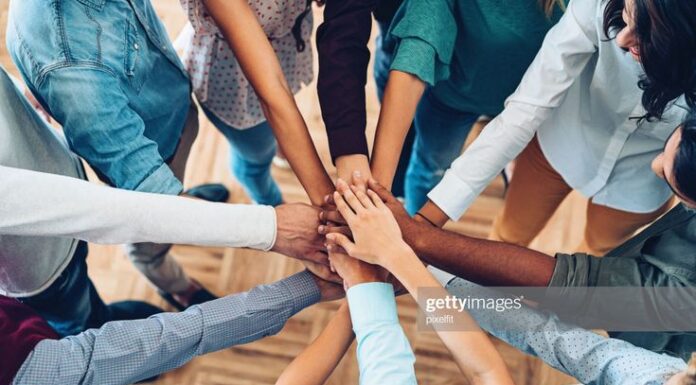 Preocupação com Saúde Mental Leva à Criação de Cargo ‘Diretor de Felicidade’ em Empresas